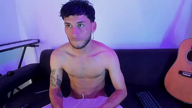 Snapshot of Henrikk_senn chatting on November 13, 10:52 pm Henrikk senn online show from November 13, 10:52 pm