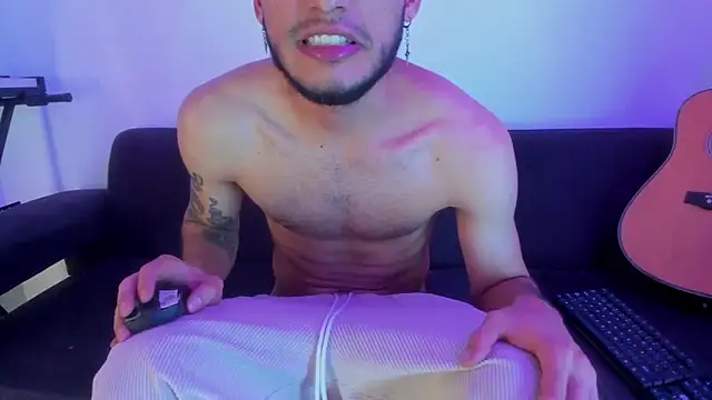 Snapshot of Henrikk_senn chatting on November 24, 1:38 am Henrikk senn online show from November 24, 1:38 am