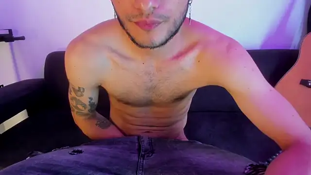 Snapshot of Henrikk_senn chatting on November 27, 2:19 pm Henrikk senn online show from November 27, 2:19 pm