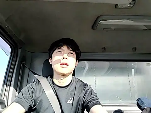 Snapshot of whitebriefboy chatting on May 9, 9:53 pm whitebriefboy online show from May 9, 9:53 pm