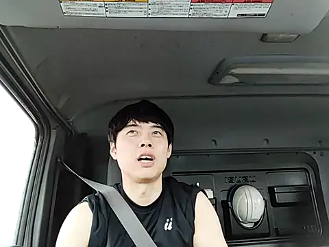 Snapshot of whitebriefboy chatting on June 1, 10:11 pm whitebriefboy online show from June 1, 10:11 pm