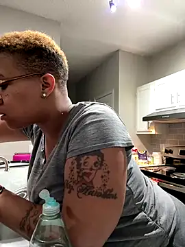 SexyHoneyRedd online show from December 1, 10:21 pm