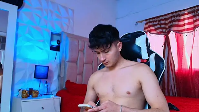 Snapshot of santyago_taylor chatting on December 20, 9:28 pm santyago taylor online show from December 20, 9:28 pm