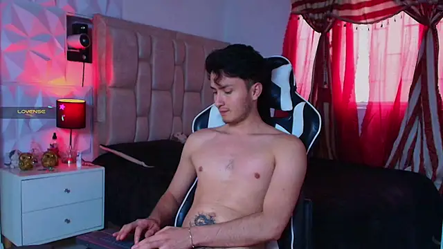 Snapshot of santyago_taylor chatting on January 1, 9:52 pm santyago taylor online show from January 1, 9:52 pm