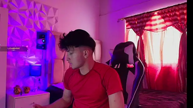 Snapshot of santyago_taylor chatting on January 7, 6:56 pm santyago taylor online show from January 7, 6:56 pm