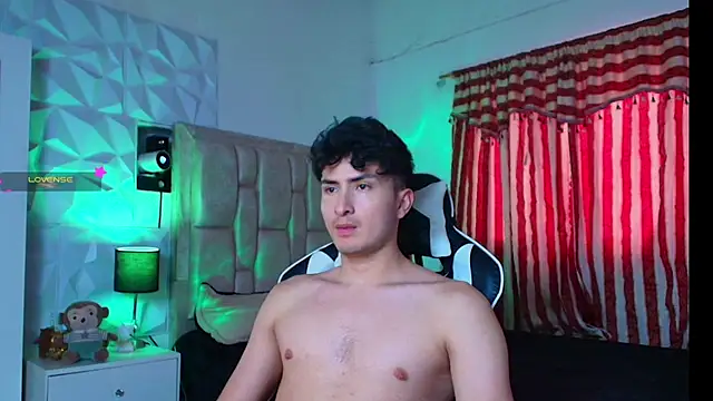Snapshot of santyago_taylor chatting on January 17, 6:54 pm santyago taylor online show from January 17, 6:54 pm