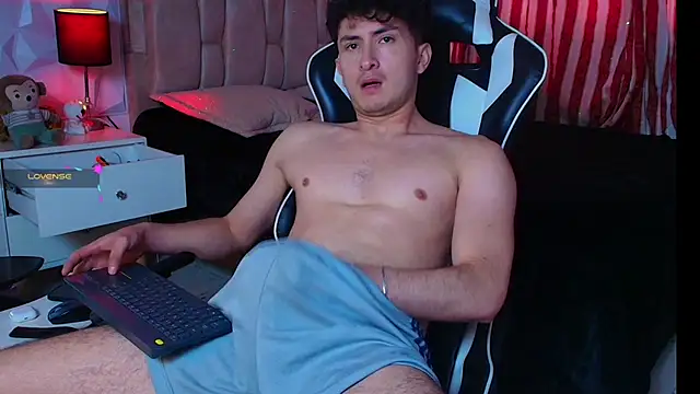 Snapshot of santyago_taylor chatting on January 18, 9:34 pm santyago taylor online show from January 18, 9:34 pm