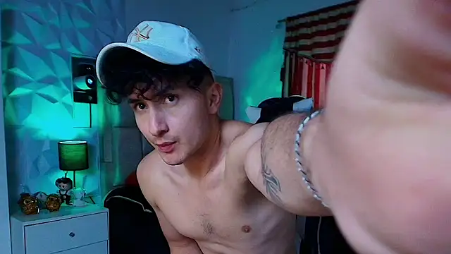 Snapshot of santyago_taylor chatting on February 5, 9:50 pm santyago taylor online show from February 5, 9:50 pm