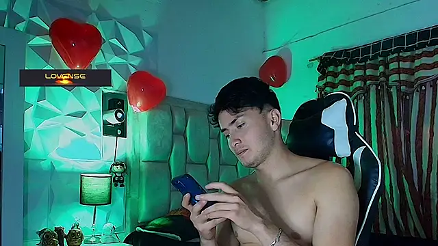 Snapshot of santyago_taylor chatting on February 26, 10:09 pm santyago taylor online show from February 26, 10:09 pm