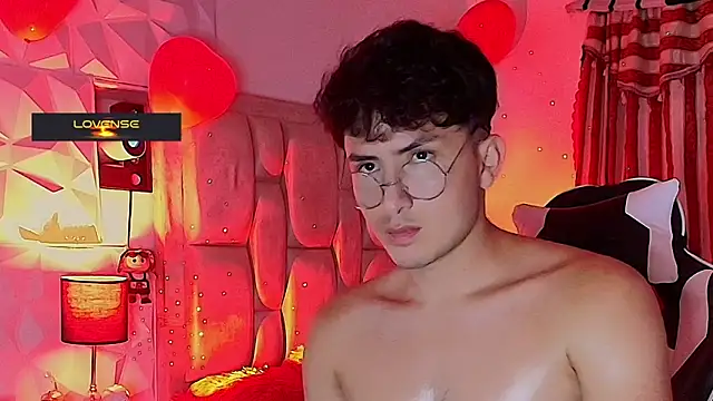 Snapshot of santyago_taylor chatting on March 5, 10:21 pm santyago taylor online show from March 5, 10:21 pm