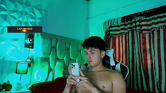 Snapshot of santyago_taylor chatting on March 10, 10:13 pm santyago taylor online show from March 10, 10:13 pm