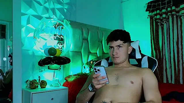 Snapshot of santyago_taylor chatting on March 19, 12:26 am santyago taylor online show from March 19, 12:26 am
