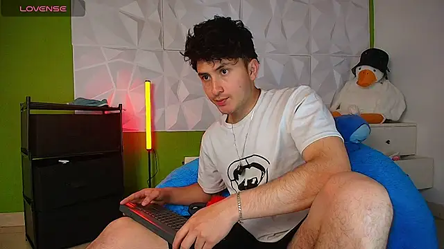 Snapshot of santyago_taylor chatting on October 6, 7:22 pm santyago taylor online show from October 6, 7:22 pm