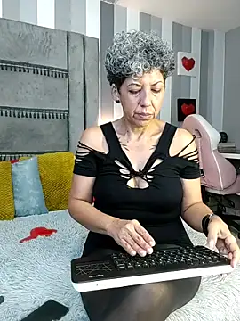 Julianewell online show from December 15, 12:20 pm