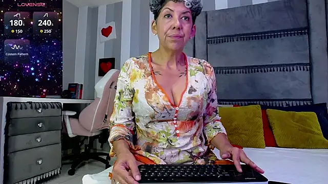 Julianewell online show from June 29, 12:27 pm