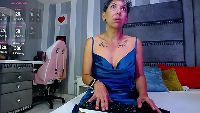 Julianewell online show from July 31, 12:15 pm