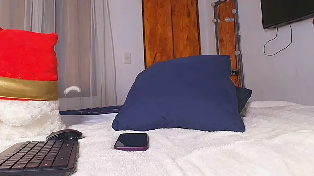 Snapshot of Isa_bonnet chatting on December 4, 11:57 pm Isa bonnet online show from December 4, 11:57 pm