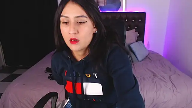 mia aira online show from March 11, 8:09 pm