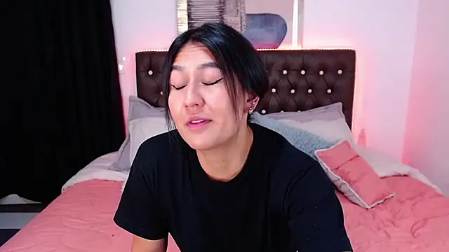 mia aira online show from March 17, 8:40 pm