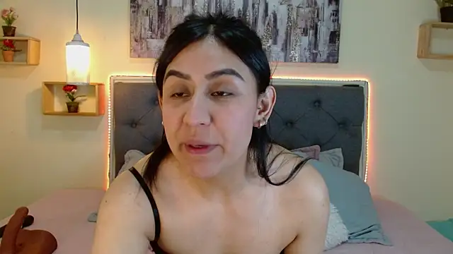 mia aira online show from December 18, 3:51 pm