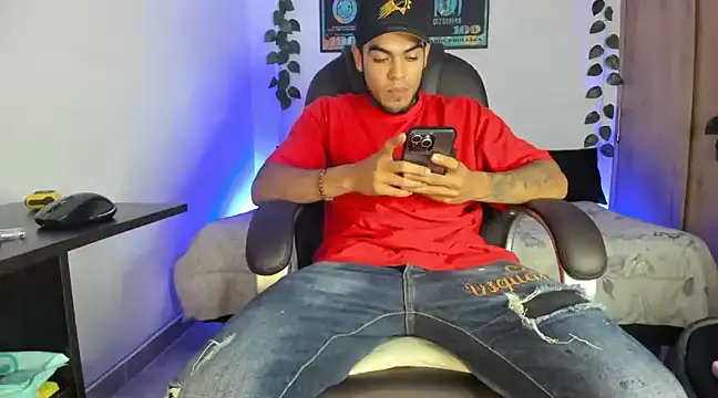 Snapshot of mikee_scooth chatting on February 19, 4:44 am mikee scooth online show from February 19, 4:44 am