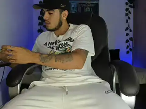 Snapshot of mikee_scooth chatting on March 15, 12:56 pm mikee scooth online show from March 15, 12:56 pm