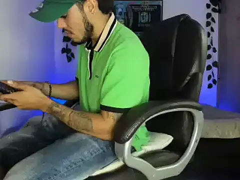 Snapshot of mikee_scooth chatting on March 16, 3:25 am mikee scooth online show from March 16, 3:25 am