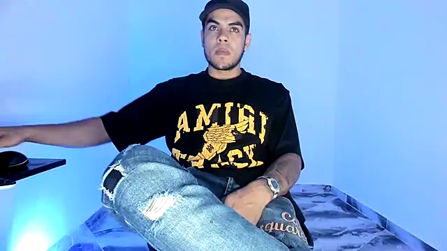 Snapshot of mikee_scooth chatting on November 11, 10:32 pm mikee scooth online show from November 11, 10:32 pm