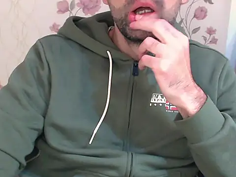 Snapshot of Leo_1617 chatting on February 12, 8:31 am Leo 1617 online show from February 12, 8:31 am