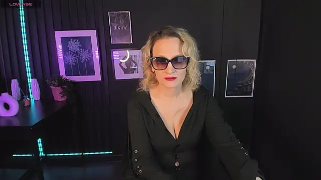 Queen Anna  online show from December 15, 1:22 pm