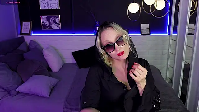 Queen Anna  online show from January 11, 7:49 pm