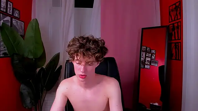 Snapshot of LukeSweet chatting on June 21, 12:52 pm LukeSweet online show from June 21, 12:52 pm