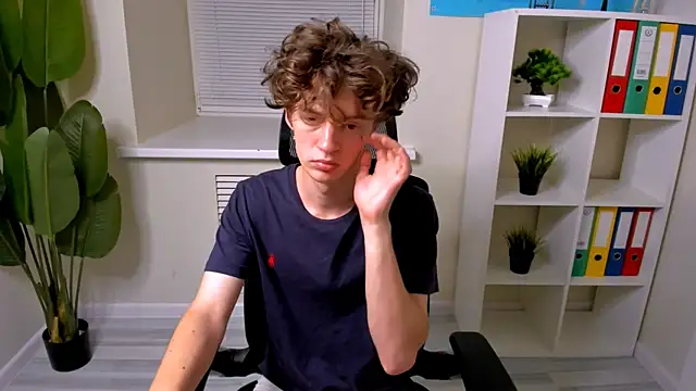 Snapshot of LukeSweet chatting on August 3, 3:05 pm LukeSweet online show from August 3, 3:05 pm