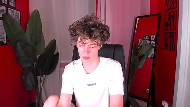 Snapshot of LukeSweet chatting on August 4, 4:53 pm LukeSweet online show from August 4, 4:53 pm