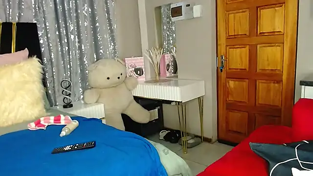 Snapshot of MissBigNipples chatting on May 6, 3:35 am MissBigNipples online show from May 6, 3:35 am