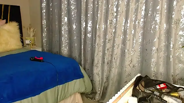 Snapshot of MissBigNipples chatting on May 16, 3:14 am MissBigNipples online show from May 16, 3:14 am