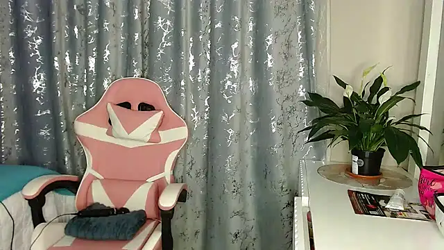 Snapshot of MissBigNipples chatting on July 15, 3:01 am MissBigNipples online show from July 15, 3:01 am