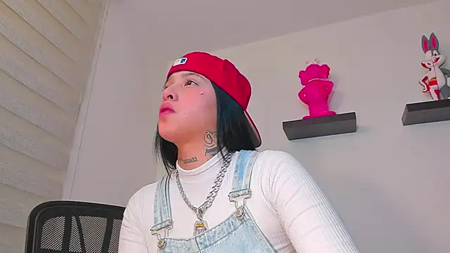 Snapshot of Gangster_Girl chatting on December 5, 12:19 am Gangster Girl online show from December 5, 12:19 am