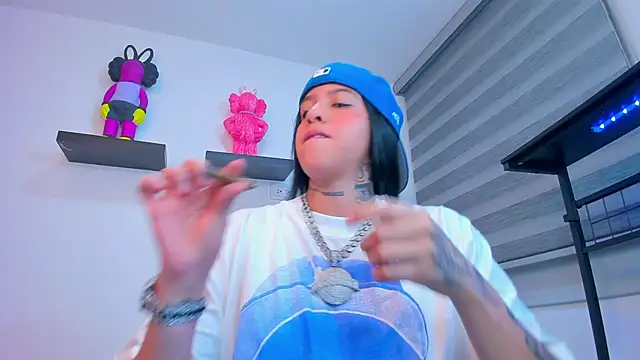 Snapshot of Gangster_Girl chatting on October 28, 1:20 am Gangster Girl online show from October 28, 1:20 am