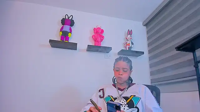 Snapshot of Gangster_Girl chatting on November 10, 6:01 am Gangster Girl online show from November 10, 6:01 am