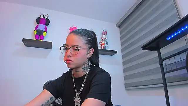 Snapshot of Gangster_Girl chatting on November 28, 3:42 am Gangster Girl online show from November 28, 3:42 am