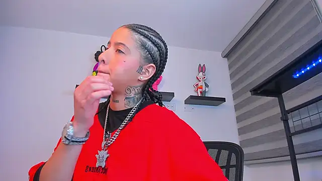 Snapshot of Gangster_Girl chatting on December 4, 4:44 am Gangster Girl online show from December 4, 4:44 am