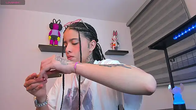 Gangster Girl online show from January 13, 3:23 am