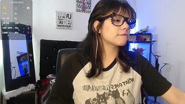 mixie cute online show from November 4, 1:32 pm