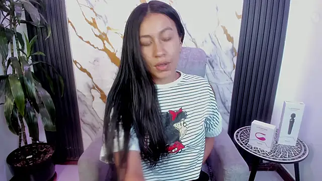 EmiGomez  online show from May 27, 1:41 pm