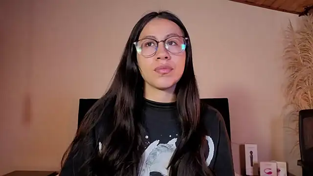 EmiGomez  online show from May 29, 1:20 pm