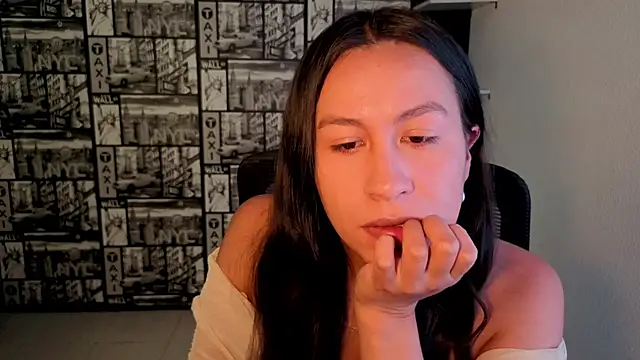 EmiGomez  online show from June 27, 11:10 pm