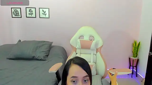 sophie pazz online show from August 6, 10:00 pm