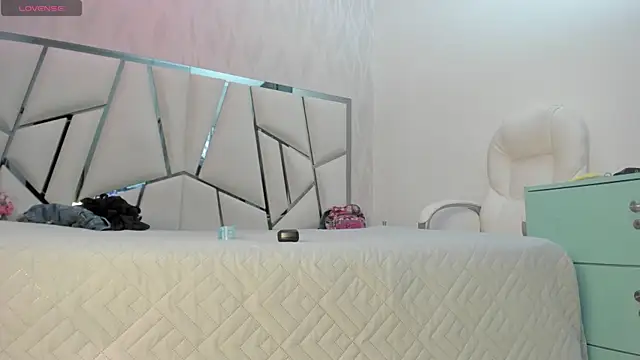 Snapshot of Victoriaa_millers chatting on July 16, 8:37 pm Victoriaa millers online show from July 16, 8:37 pm