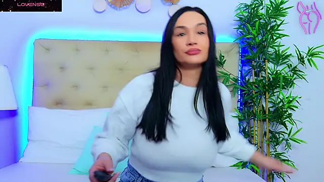 Snapshot of DaliyaArabian chatting on November 24, 1:00 pm DaliyaArabian online show from November 24, 1:00 pm